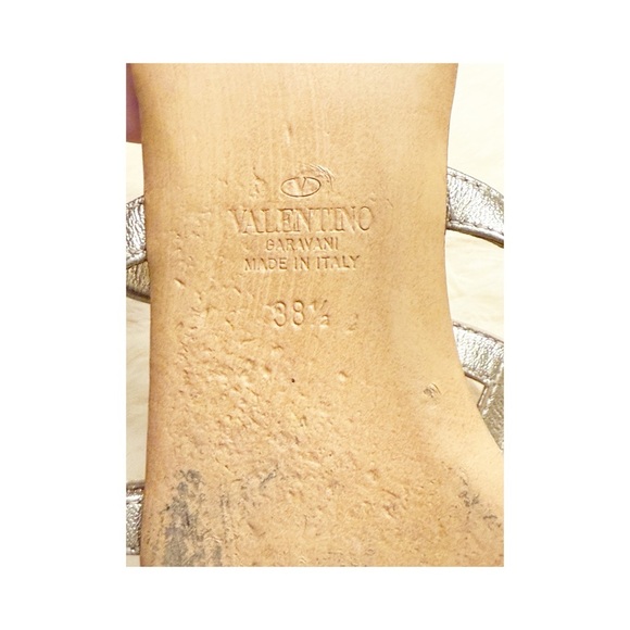 Valentino Garavani
Tonal Rockstud Flat Leather Slide Sandals 7-7.5 38 European - Picture 14 of 14